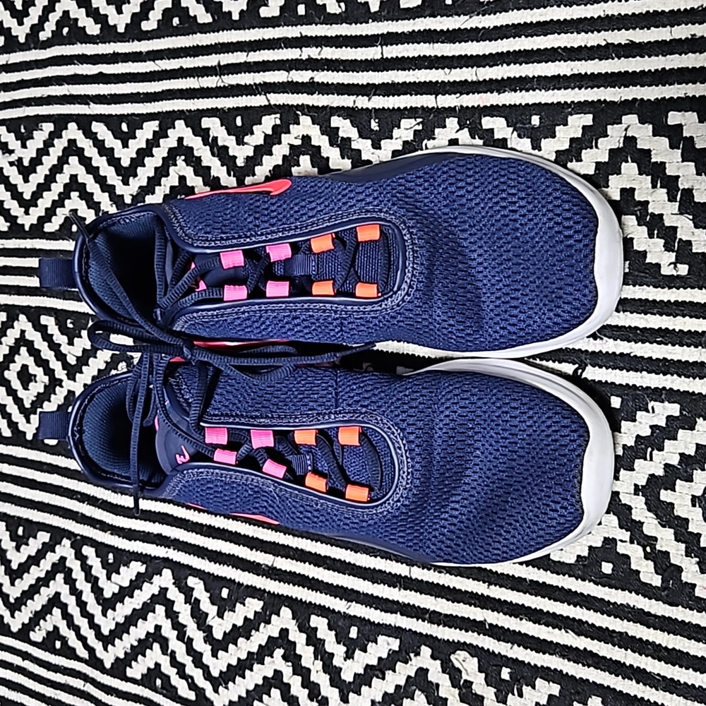 Nike Air Max Motion 2 Sneakers